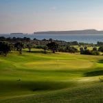 Costa Navarino Dune Course, Bay Course, The Hills en International Olympic Academy Golf Course. Door deze 4 golfbanen van wereldklasse: Costa Navarino Dune Course en Bay Course, staat Griekenland in één klap op de kaart als ultieme golfbestemming. De lofuitingen in de internationale golfwereld over beide signature golfbanen zijn overweldigend. Zowel Dune Course als Bay Course behoren direct tot de fraaiste banen van Europa en bieden voor golfers van elk niveau een uitdaging.