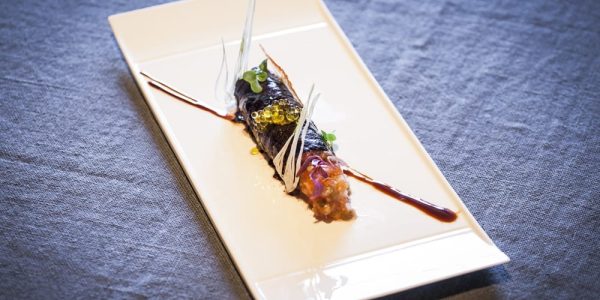 CANELO DE PAPER D,OLIVA AMB TARTAR DE TOMATA I CEBA TENDRE 1 1