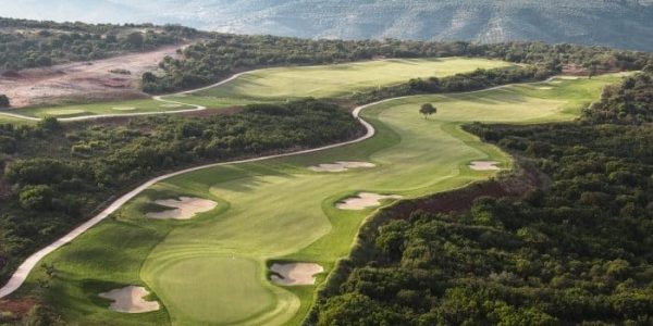 Costa Navarino;Navarino Hills kijkt uit over het landelijke landschap van Messinia met ruige bergen en kleine dorpjes.
Deze 18-holes baan par 72 is 6.280 meter lang en completeert de uitdagende ervaring die is ontworpen om de meest ervaren golfers uit te dagen in een andere landschapsomgeving.

Naast de twee golfbanen ligt The Hills Clubhouse. Het clubhuis van 2.500 m² is ontworpen door de veelgeprezen architect Lubomír Zeman en gebouwd met behulp van lokale stenen materialen. Het is gecreëerd met als doel klasse A+ te bereiken op het gebied van energie-efficiëntie en is voorzien van fotovoltaïsche panelen.