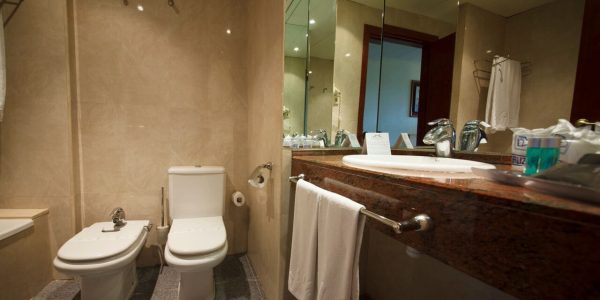 Golf vakantie spanje Hotel Estival park badkamer