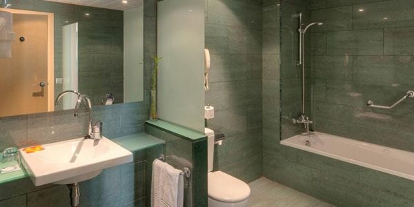 Golf vakantie spanje Hotel Tryp Port Cambrils  badkamer