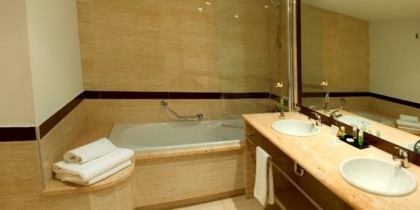 HOtel Bonalba BAthroom
