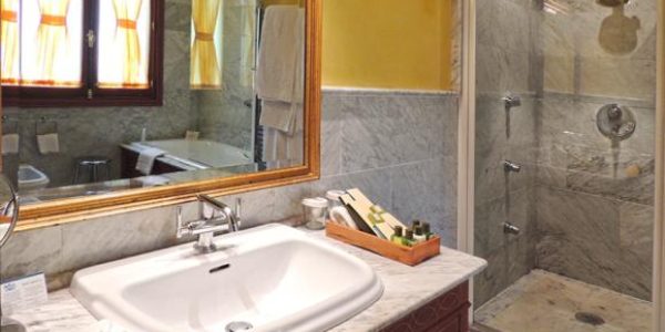 Hotel Inglaterra Sevilla golf vakantie  badkamer