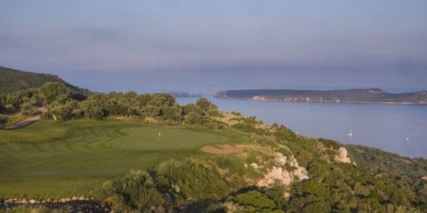 Costa Navarino The Westin;  Dune Course, Bay Course, The Hills en International Olympic Academy Golf Course.

Door deze 4 golfbanen van wereldklasse: Costa Navarino Dune Course en Bay Course, staat Griekenland in één klap op de kaart als ultieme golfbestemming. De lofuitingen in de internationale golfwereld over beide signature golfbanen zijn overweldigend. Zowel Dune Course als Bay Course behoren direct tot de fraaiste banen van Europa en bieden voor golfers van elk niveau een uitdaging.