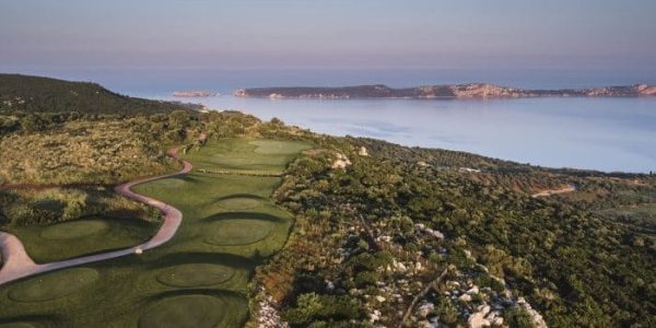 Costa Navarino The Westin;  Dune Course, Bay Course, The Hills en International Olympic Academy Golf Course.

Door deze 4 golfbanen van wereldklasse: Costa Navarino Dune Course en Bay Course, staat Griekenland in één klap op de kaart als ultieme golfbestemming. De lofuitingen in de internationale golfwereld over beide signature golfbanen zijn overweldigend. Zowel Dune Course als Bay Course behoren direct tot de fraaiste banen van Europa en bieden voor golfers van elk niveau een uitdaging.