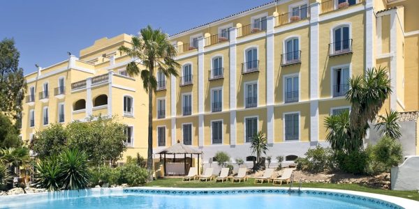 Zwembad met hotel