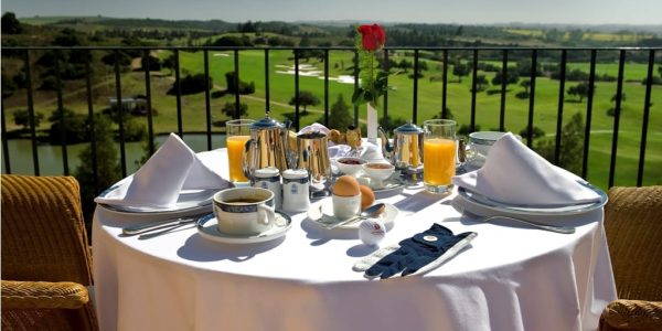 Terras met golfbaan