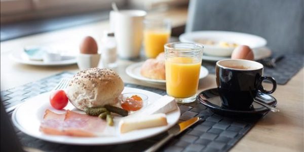 Ontbijt met broodjes met koffie