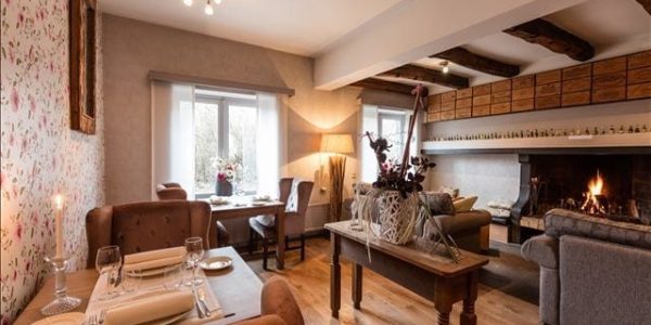 Restaurant - tafels salon met open haard
