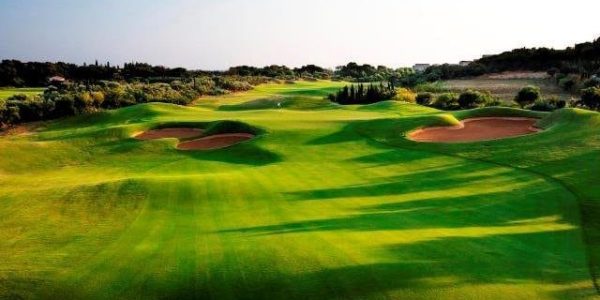 Costa Navarino Dune Course, Bay Course, The Hills en International Olympic Academy Golf Course.

Door deze 4 golfbanen van wereldklasse: Costa Navarino Dune Course en Bay Course, staat Griekenland in één klap op de kaart als ultieme golfbestemming. De lofuitingen in de internationale golfwereld over beide signature golfbanen zijn overweldigend. Zowel Dune Course als Bay Course behoren direct tot de fraaiste banen van Europa en bieden voor golfers van elk niveau een uitdaging.