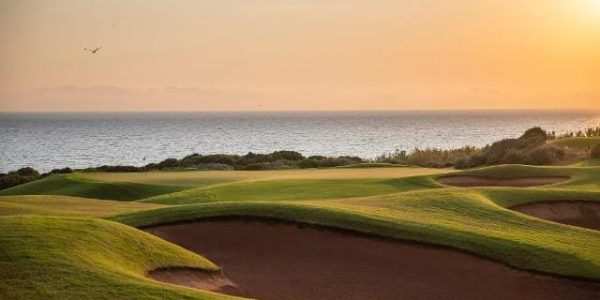 Costa Navarino Dune Course, Bay Course, The Hills en International Olympic Academy Golf Course.

Door deze 4 golfbanen van wereldklasse: Costa Navarino Dune Course en Bay Course, staat Griekenland in één klap op de kaart als ultieme golfbestemming. De lofuitingen in de internationale golfwereld over beide signature golfbanen zijn overweldigend. Zowel Dune Course als Bay Course behoren direct tot de fraaiste banen van Europa en bieden voor golfers van elk niveau een uitdaging.