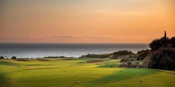 Costa Navarino The Westin;  Dune Course, Bay Course, The Hills en International Olympic Academy Golf Course.

Door deze 4 golfbanen van wereldklasse: Costa Navarino Dune Course en Bay Course, staat Griekenland in één klap op de kaart als ultieme golfbestemming. De lofuitingen in de internationale golfwereld over beide signature golfbanen zijn overweldigend. Zowel Dune Course als Bay Course behoren direct tot de fraaiste banen van Europa en bieden voor golfers van elk niveau een uitdaging.