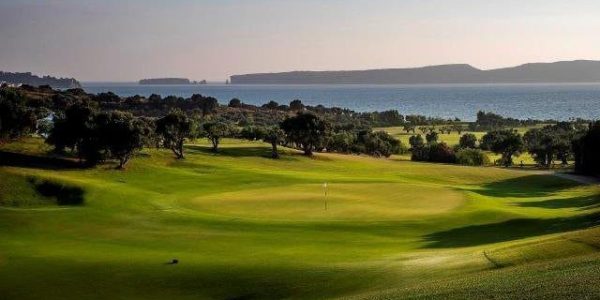 Costa Navarino Dune Course, Bay Course, The Hills en International Olympic Academy Golf Course. Door deze 4 golfbanen van wereldklasse: Costa Navarino Dune Course en Bay Course, staat Griekenland in één klap op de kaart als ultieme golfbestemming. De lofuitingen in de internationale golfwereld over beide signature golfbanen zijn overweldigend. Zowel Dune Course als Bay Course behoren direct tot de fraaiste banen van Europa en bieden voor golfers van elk niveau een uitdaging.