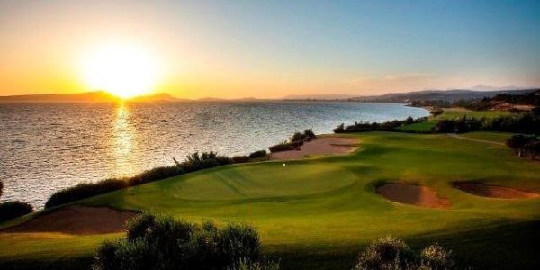 Costa Navarino The Westin;  Dune Course, Bay Course, The Hills en International Olympic Academy Golf Course.

Door deze 4 golfbanen van wereldklasse: Costa Navarino Dune Course en Bay Course, staat Griekenland in één klap op de kaart als ultieme golfbestemming. De lofuitingen in de internationale golfwereld over beide signature golfbanen zijn overweldigend. Zowel Dune Course als Bay Course behoren direct tot de fraaiste banen van Europa en bieden voor golfers van elk niveau een uitdaging.