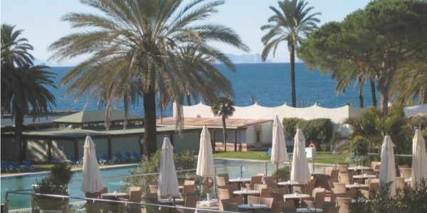Terras met strand